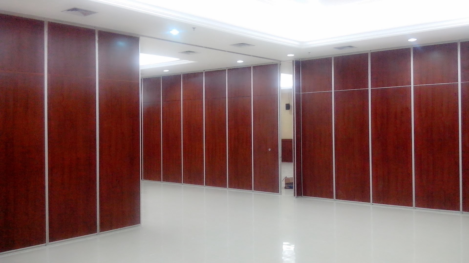 pintu lipat redam dengan sistem persection