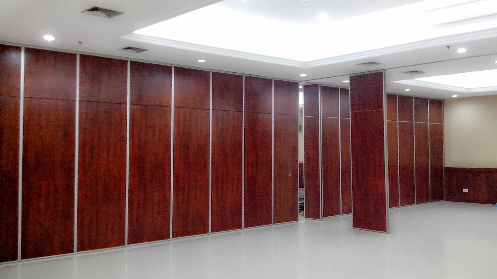 pintu lipat redam dengan sistem persection