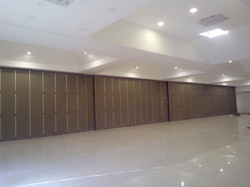 pintu lipat pilihan efektif untuk menyekat gedung sekolah