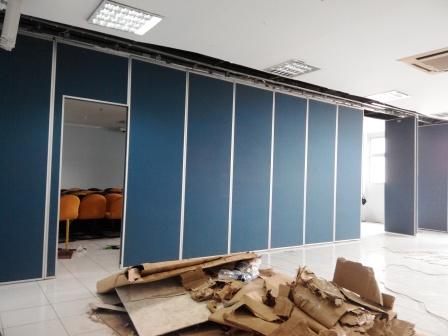 partisi geser untuk penyekat ruangan