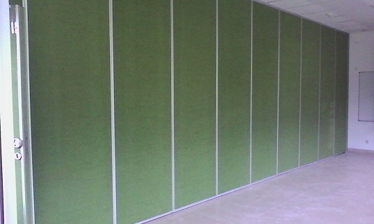 pintu lipat ruang meeting padang